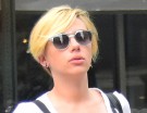 Scarlett Johansson oggi: capelli biondo chiaro e taglio corto