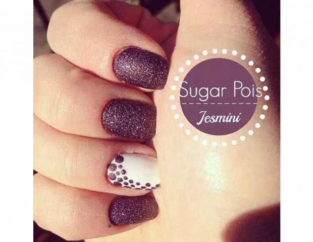 Pois su base bianca per l’accent manicure