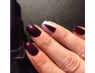 Bianco e bordeaux per l’accent manicure