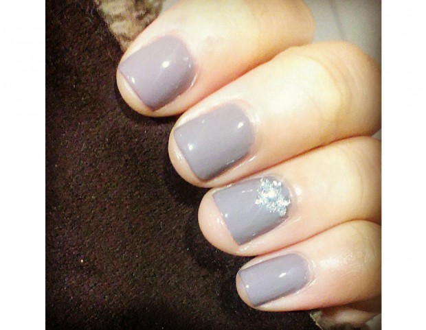 Moon manicure con glitter per la manicure grigia