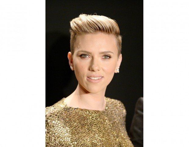 Scarlett Johansson: capelli corti con ciuffo