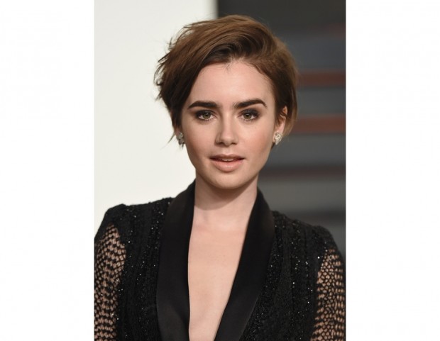 Lily Collins: taglio corto con ciuffo spettinato