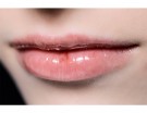 Sulle labbra applica un rossetto traslucido o un gloss