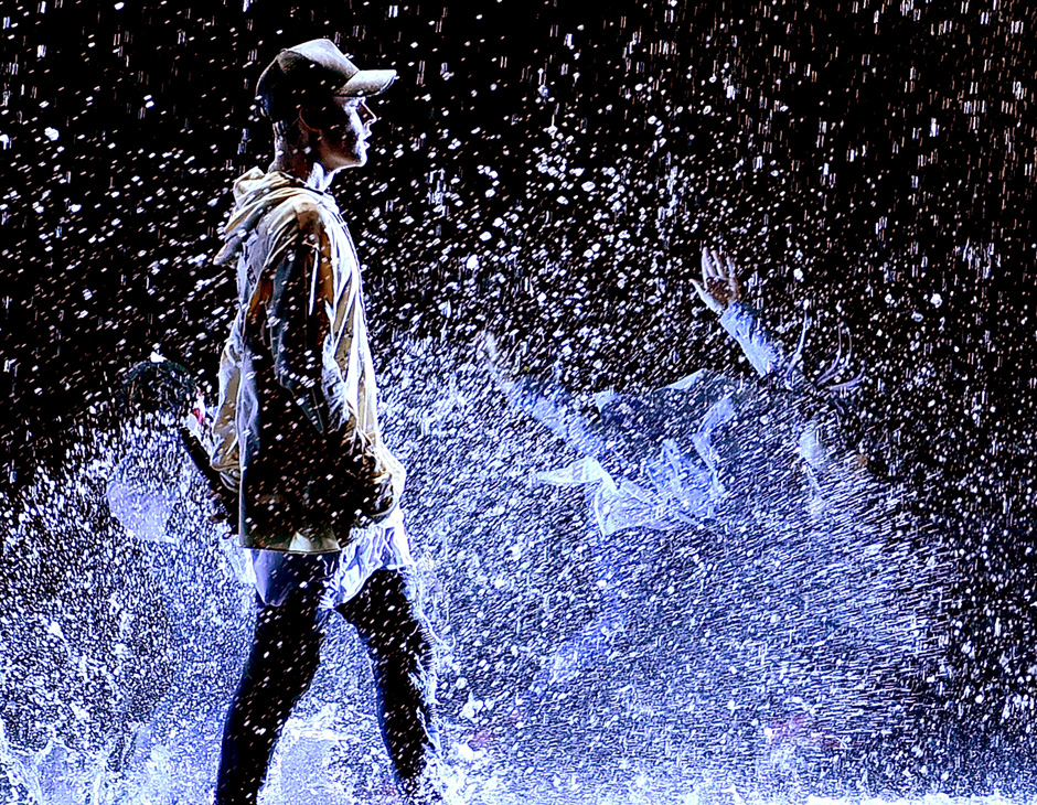 Cold water bieber. Justin Bieber Dance. Джастин Бибер выступал и дождь он был мокрый. Get Soaked.