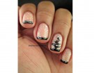 French manicure in nero con top coat glitter e albero di Natale