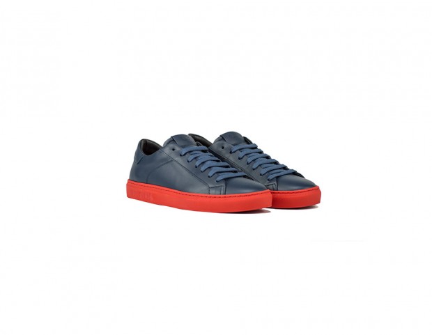 Sneakers in pelle blu con suola rossa