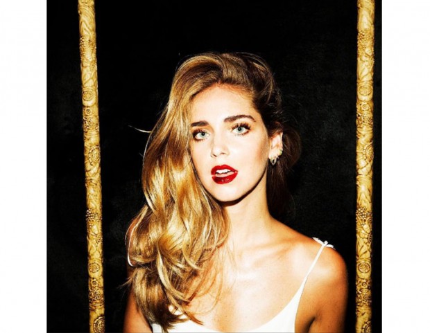 Acconciatura laterale con onde morbide per un look super glamour. Photo credits: @chiaraferragni Instagram