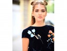 Acconciatura semiraccolta e due mini-chignon, per un look sbarazzino. Photo credits: @chiaraferragni Instagram