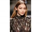 Gigi Hadid e il look con eyeliner da Alberta Ferretti. (Photo credit: Mondadori Photo)