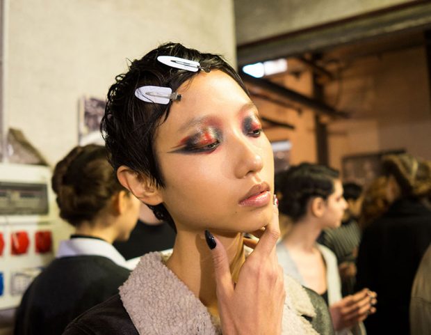 Eyeliner grafico, ombretto rosso e finish glossato da Antonio Marras. (Photo credit: Francesca Merlo)