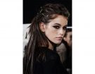 Eyeliner strong su Kaia Gerber nel backstage di Max Mara. (Photo credit: Getty Images)