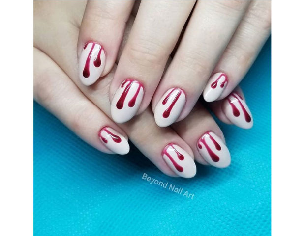 Unghie a effetto sangue gocciolante. Photo credit: Instagram @beyondnailart