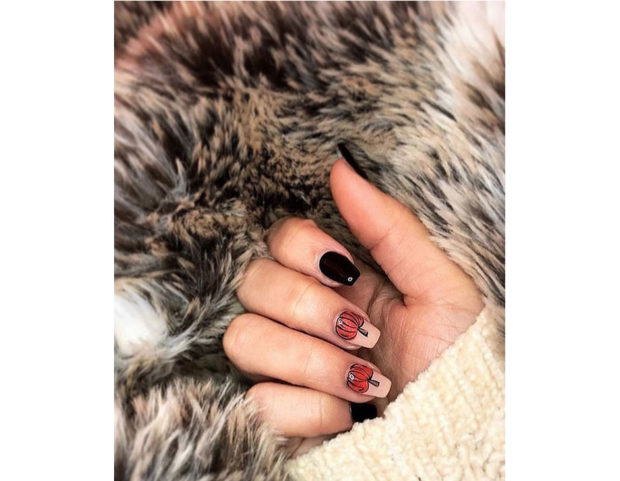 Doppia accent nail con zucca e smalto viola scuro. Photo credit: Instagram @megan.anne_beauty