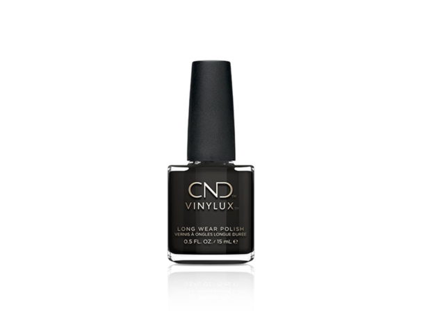 Lo smalto nero è ormai un must have, da scegliere a lunghissima durata come il Vinylux di CND.