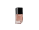 Lo smalto nude della primavera è il color sabbia di Chanel.