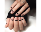 Half moon manicure in negativo con smalto nero su base nude. (Photo credit: instagram @katerina_nailcore)