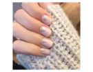 Nail art shimmer minimalista nei toni soft del rosa e dell’oro light. (Photo credit: instagram @rebeccaleecomms)