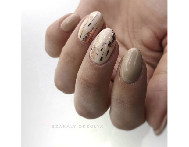 Astrattismo e minimalismo in una manicure realizzata con il foil. (Photo credit: instagram @nailartszorsi)