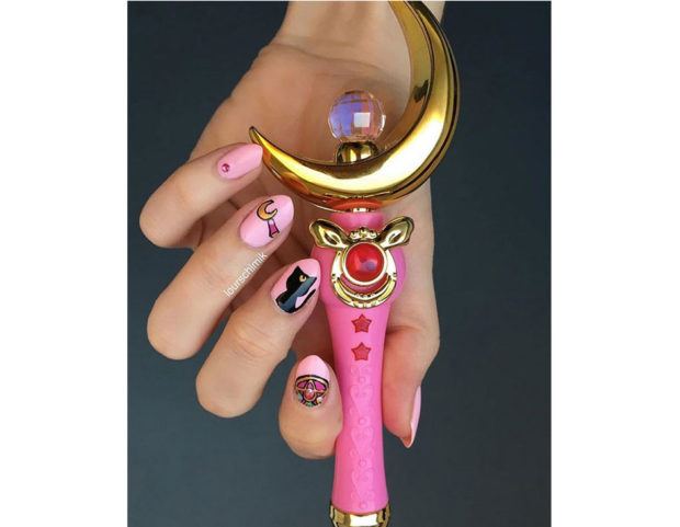 Nail art dedicata a Sailor Moon. Photo credit: Instagram @lourschimik