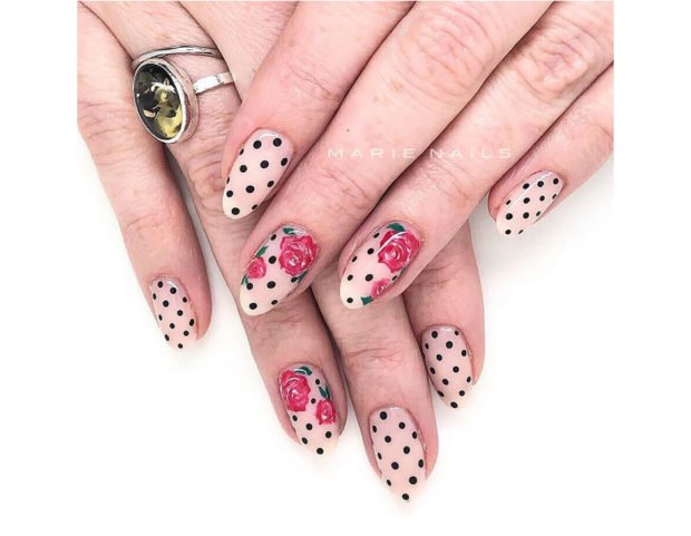 Pois e rose su smalto nude. Photo credit: instagram @marienails